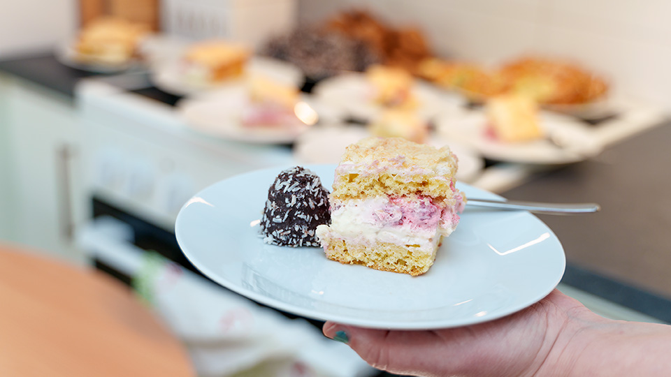 Tårta och chokladboll på firandet