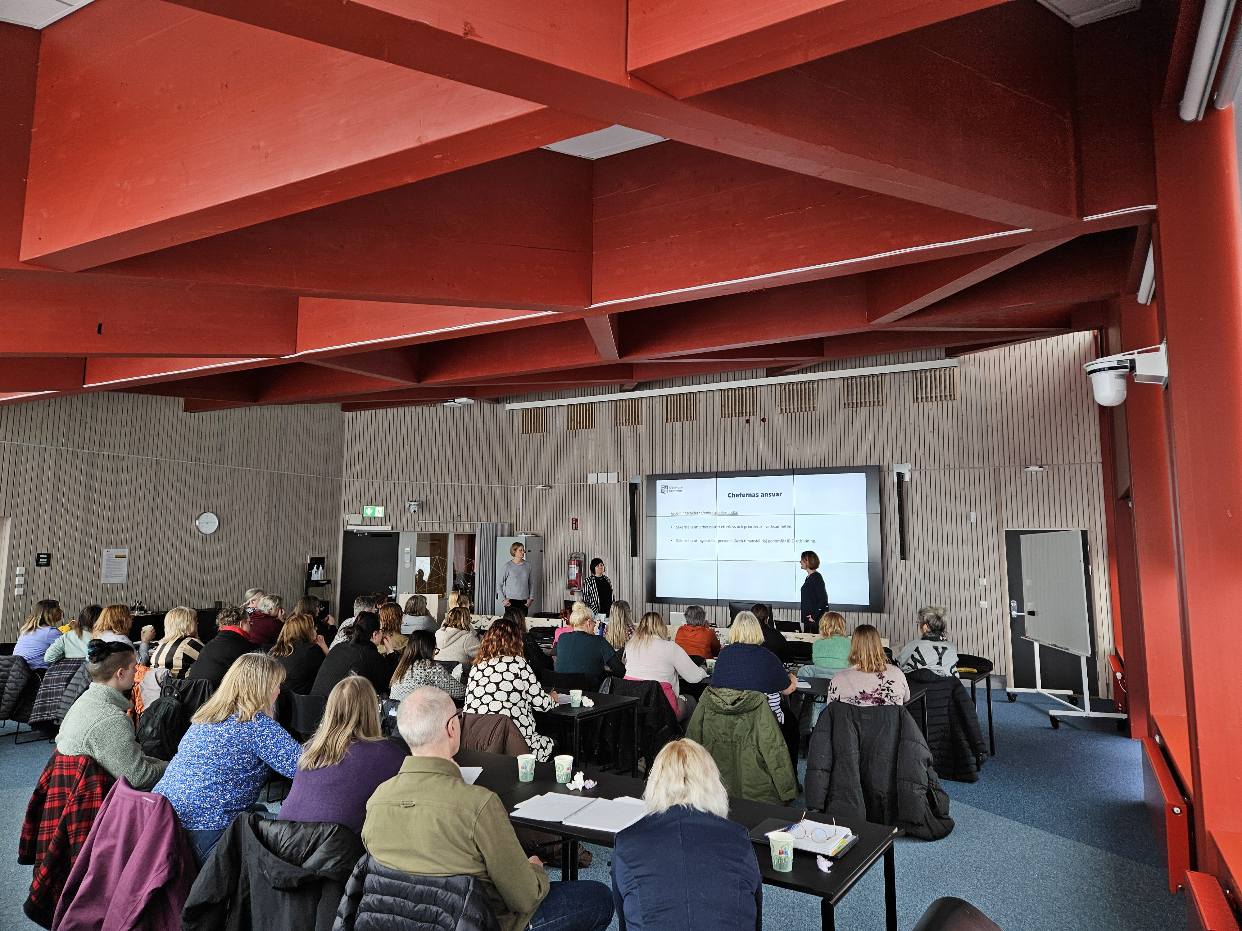 Medarbetare och chefer i konferenslokalen Björnen i Kunskapshuset