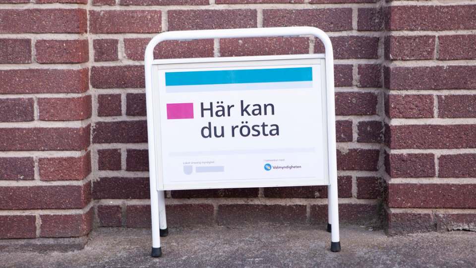 Skylt med texten "Här kan du rösta"