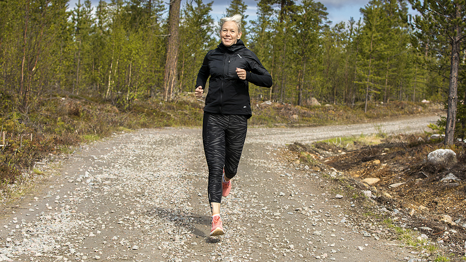 På Attavaaravägen, södra sidan om Sikträsk, springer Annette fram och tillbaka.