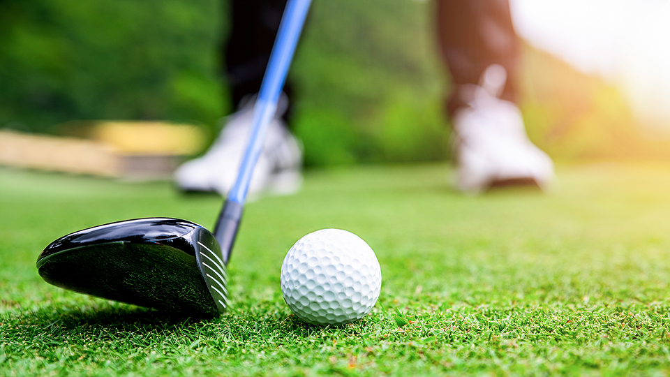Golfboll och klubba