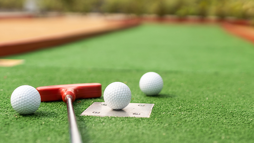 Minigolfklubba och bollar