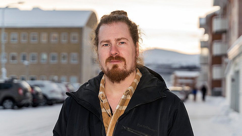 Bilden illustrerar hur någon häller ut mat i sopkorgen