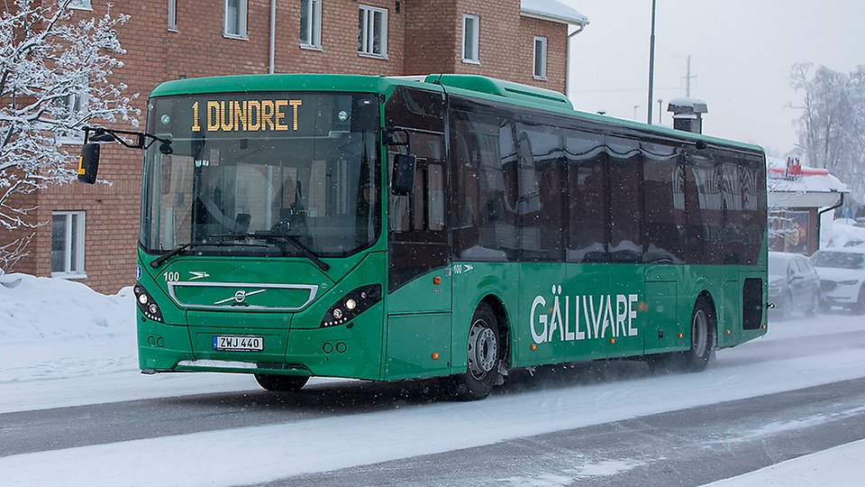 buss kommer körandes på en snöig gata