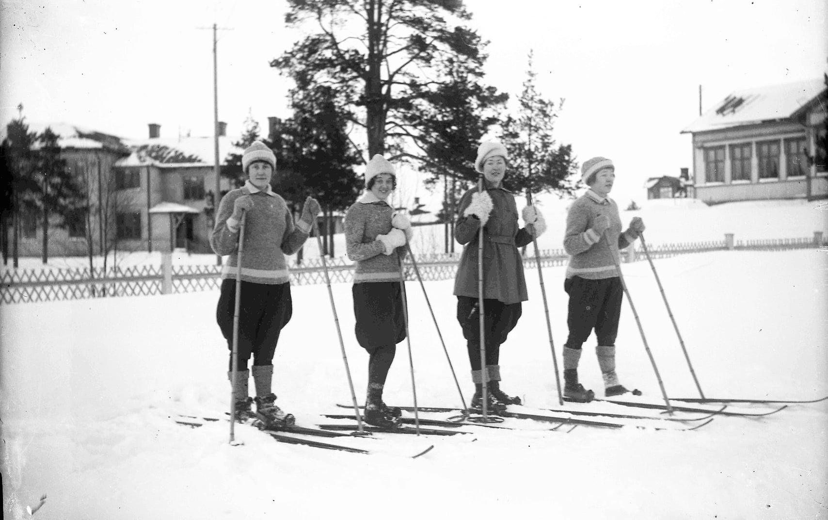 På bilden fyra damer i centrala Gällivare på 1930-talet.