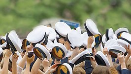 studenter viftar med studentmössor
