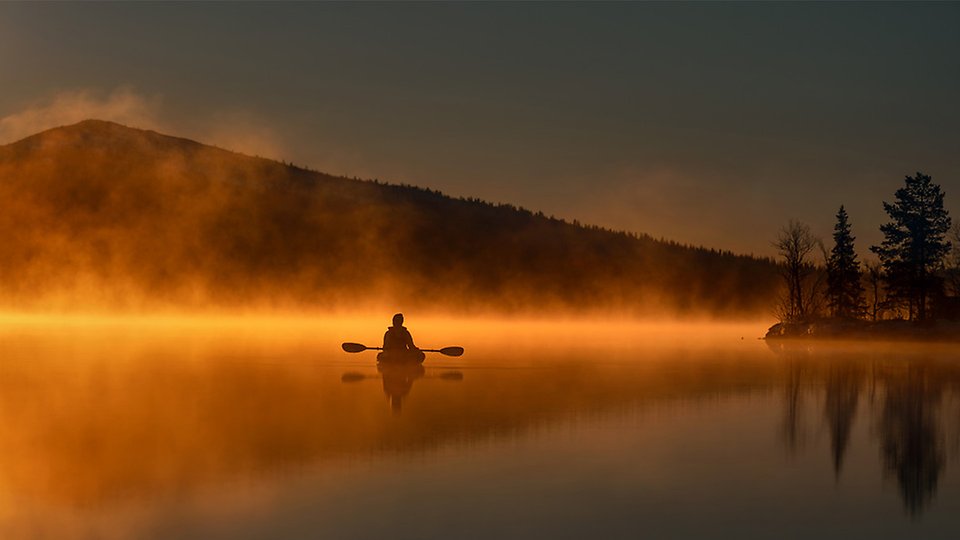 Kajak på vatten i dimma