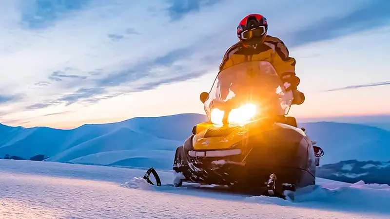 skoter kör på snön